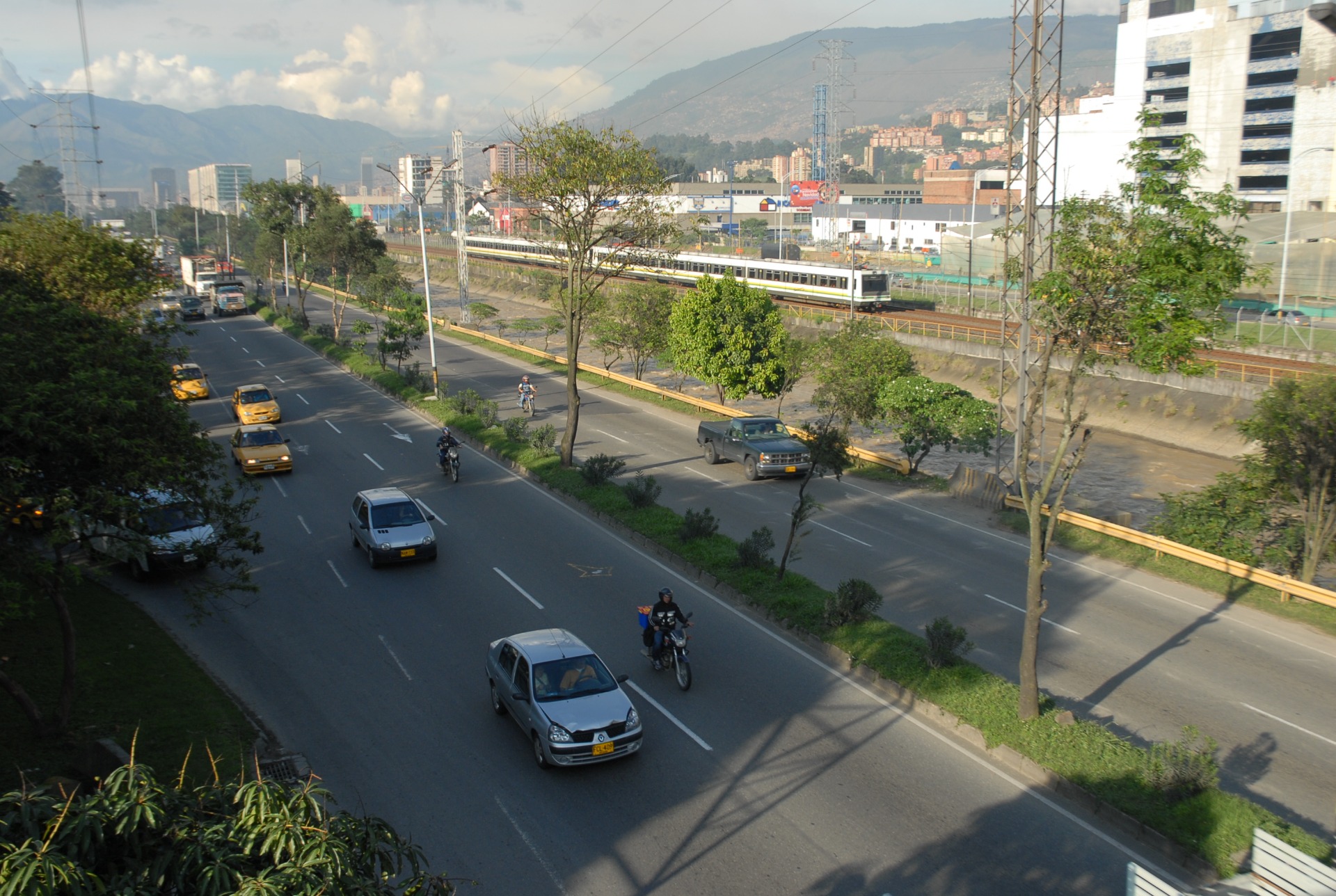 Avenida Regional en Nivel de Servicio C Norte Oriente vs Nivel A Costada Ocidente Norte Sur
