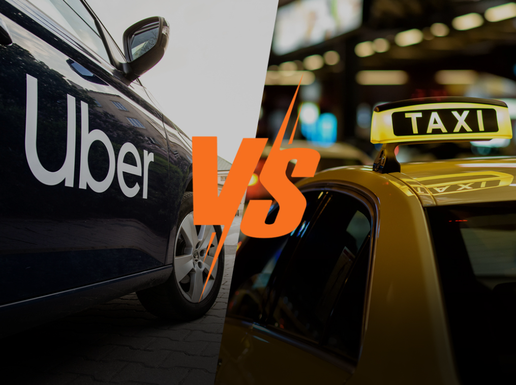 Coche Uber negro y taxi amarillo en calle nocturna, con logotipo naranja superpuesto.